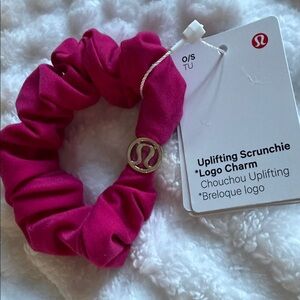 🆕 LULULEMON Uplifting Scrunchie *Logo Charm NWT Pink Passionate